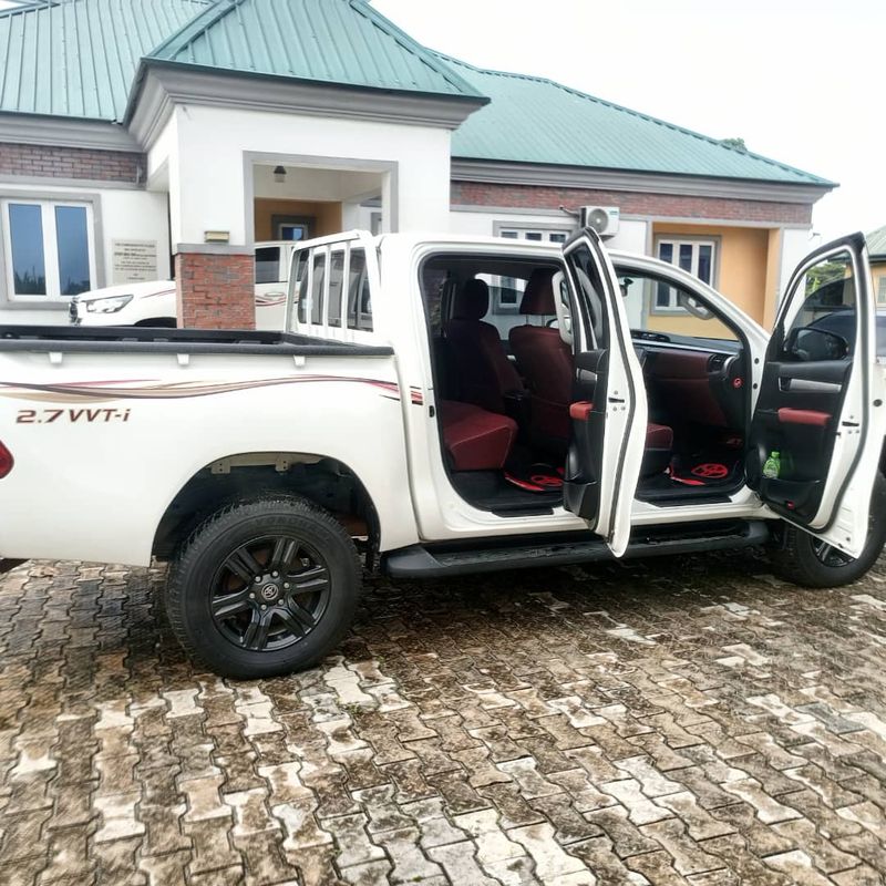 Thumbnail 2 of 2021 Toyota Hilux